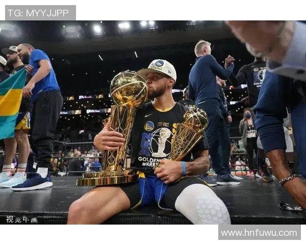 库里获得本赛季MVP荣誉，成为历史第一位蝉联MVP的球员